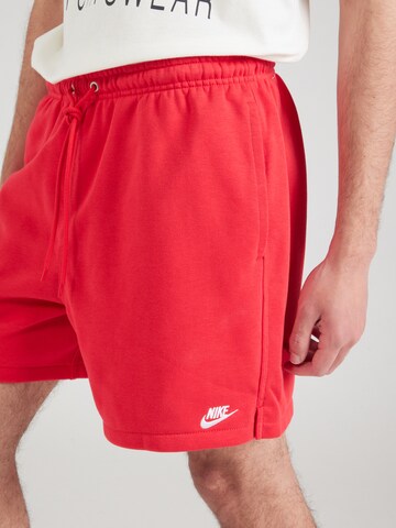 Loosefit Pantaloni 'CLUB' di Nike Sportswear in rosso