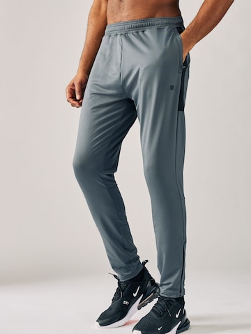 Next Tapered Broek in Grijs: voorkant