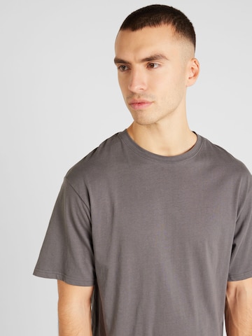 Denim Project - Camiseta 'Mucho Más' en gris