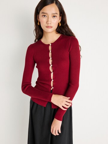 Gina Tricot Gebreid vest in Rood: voorkant