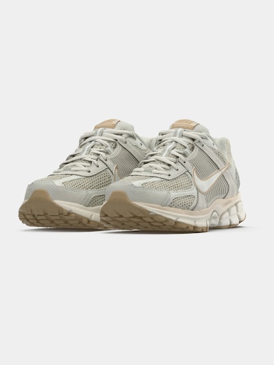 Nike Sportswear Nízke tenisky 'ZOOM VOMERO 5', veľkosť 38,5 - slonová kosť / kapučíno / svetlosivá, Produkt