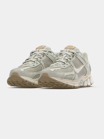 Nike Sportswear Matalavartiset tennarit 'ZOOM VOMERO 5' värissä beige: etupuoli