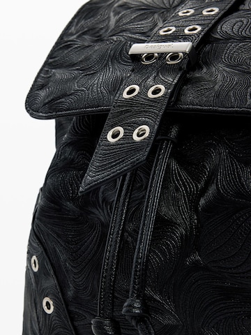 Desigual Reppu värissä musta