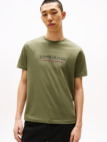 TOMMY HILFIGER T-shirt i grön: framsida