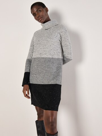 Apricot Strickkleid in Grau