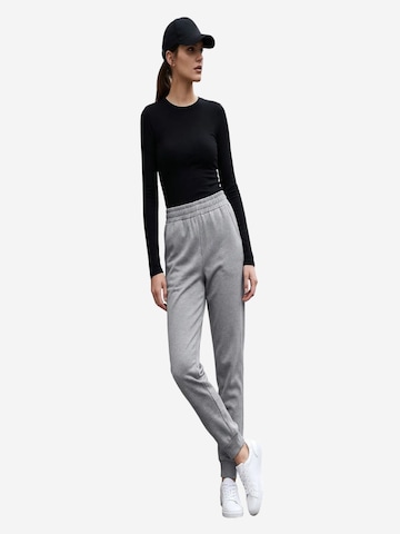 Effilé Pantalon de sport 'Jogginghose' Tommy Life en gris : devant
