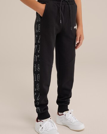 Tapered Pantaloni de la WE Fashion pe negru