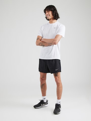 T-Shirt fonctionnel 'Stride' NIKE en blanc