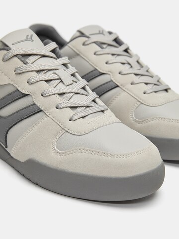 Pull&Bear Rövid szárú sportcipők 'BAMBA RETRO' - szürke
