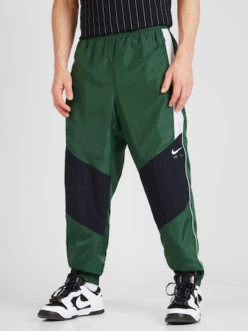 Effilé Pantalon 'Air' Nike Sportswear en vert : devant