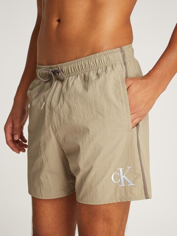 Shorts de bain Calvin Klein Swimwear en gris : devant