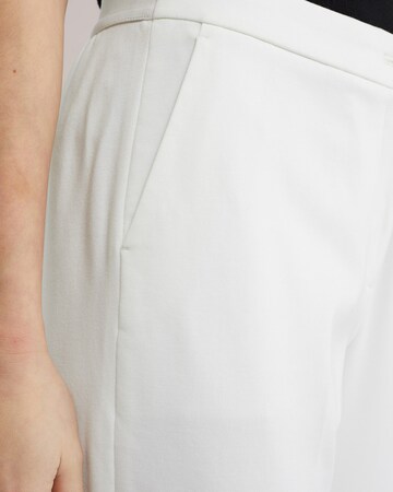 Slimfit Pantaloni con piega frontale di WE Fashion in bianco