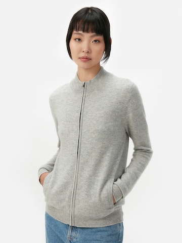 GOBI Cashmere Cardigan 'Women's Essential Cashmere Full-Zip Cardigan' i grå: forside