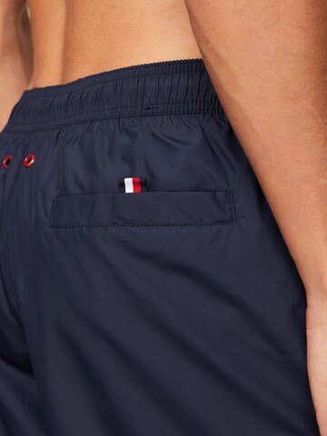 TOMMY HILFIGER Badeshorts in Blau