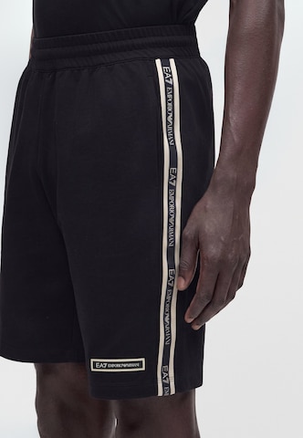 EA7 Emporio Armani - regular Pantalón en negro: lado