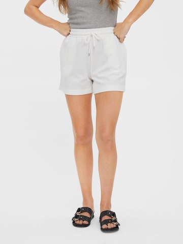 Regular Pantalon 'Unica' VERO MODA en blanc : devant