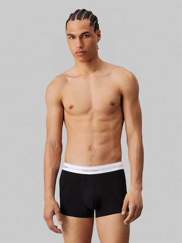 Boxeri de la Calvin Klein Underwear pe negru: față