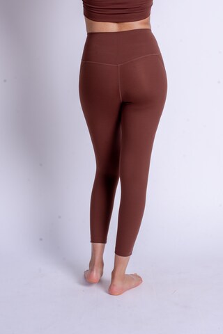 Skinny Pantalon de sport Girlfriend Collective en marron