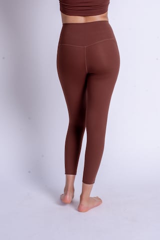 Girlfriend Collective Skinny Sporthose in Braun