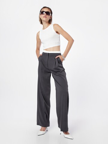 Nasty Gal - Pierna ancha Pantalón plisado en gris