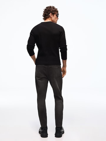 Bershka Tapered Jeans i sort