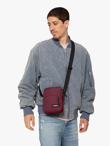EASTPAK Axelremsväska i röd