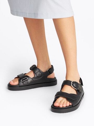TOMMY HILFIGER Sandály – černá