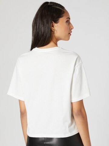 T-shirt 'Linn' Hoermanseder x About You en blanc