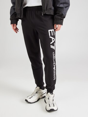 Tapered Pantaloni di EA7 Emporio Armani in nero: frontale