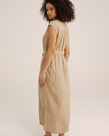 Rochie de la WE Fashion pe bej