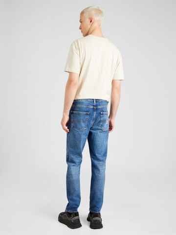 Tommy Jeans Regular Jeans 'DAD TAPERED' in Blue