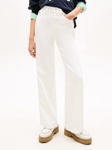 balts Tommy Jeans Platas staras Džinsi 'CLAIRE': no priekšpuses