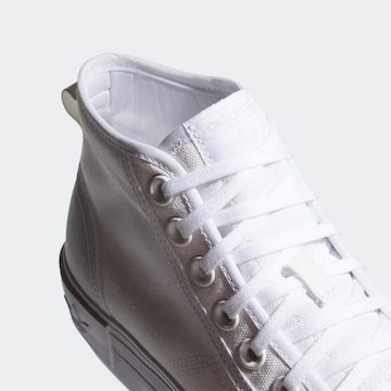 ADIDAS ORIGINALS Кроссовки на платформе 'Nizza Trek' в Белый