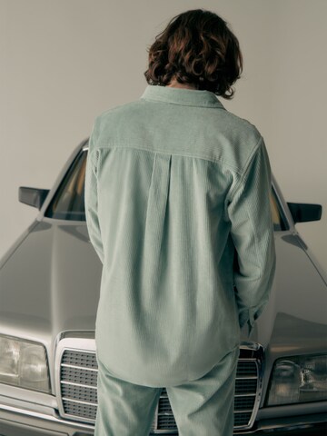 ABOUT YOU x Alvaro Soler جينز مضبوط قميص 'Faris' بلون أخضر