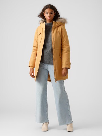 VERO MODA Winterparka 'Track' in Bruin