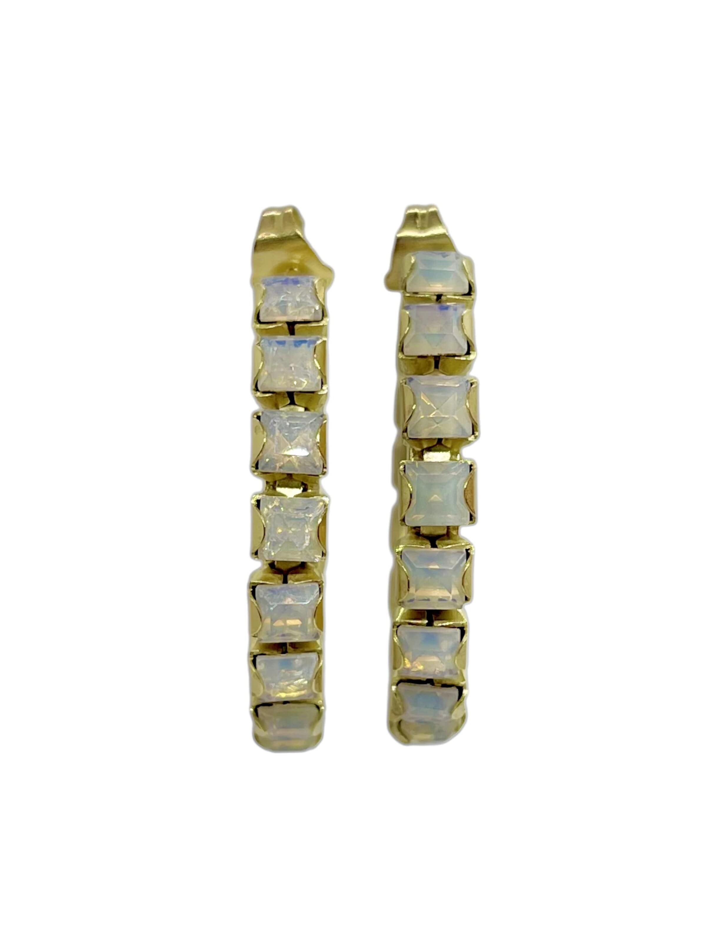Gloria Mago - Pendientes 'Gold hoop earring with 4x4 crystal Sw White opal' en oro