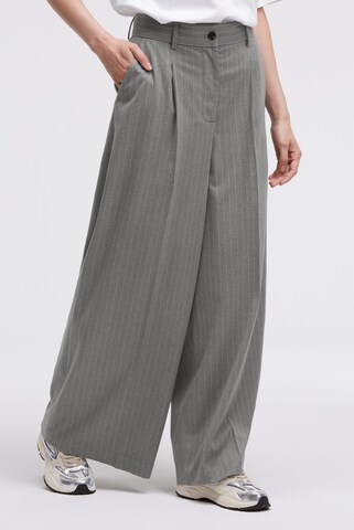 SENSES.THE LABEL Loose fit Pants in Grey: front