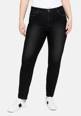 SHEEGO Slimfit Jeans i svart: framsida