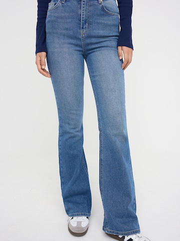 Trendyol Flared Jeans in Blau: Vorderseite