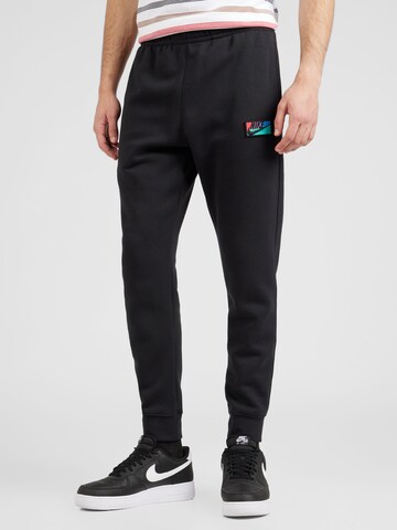 Tapered Pantaloni 'CLUB' de la Nike Sportswear pe negru: față