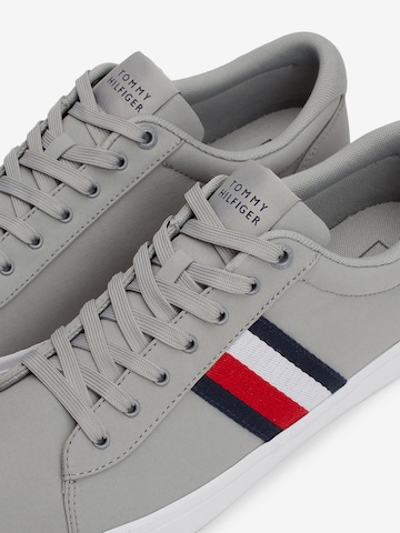 TOMMY HILFIGER Sneaker 'Essential Iconic' in Grau