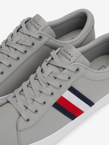 TOMMY HILFIGER Σνίκερ χαμηλό 'Essential Iconic' σε γκρι