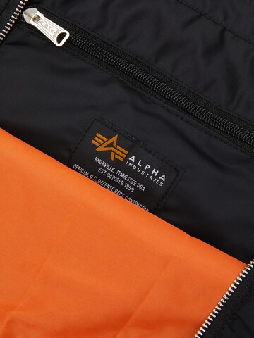 ALPHA INDUSTRIES Ostoskassi 'Wolfhounds' värissä musta: sivusta