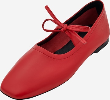 Ballerina 'Pauletta' di EDITED in rosso: frontale