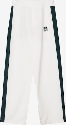 Pantaloni de la Bershka pe alb: față