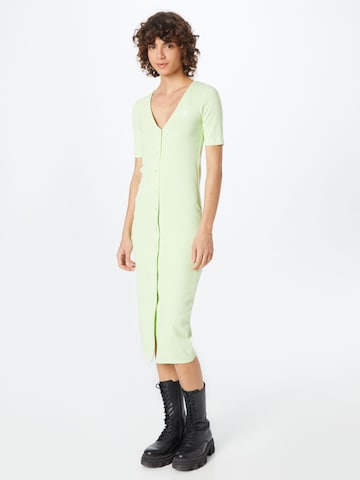 Calvin Klein Jeans - Vestido camisero en verde: frente