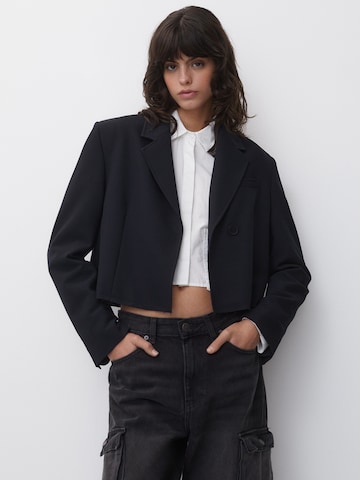 Sacou de la Pull&Bear pe negru: față