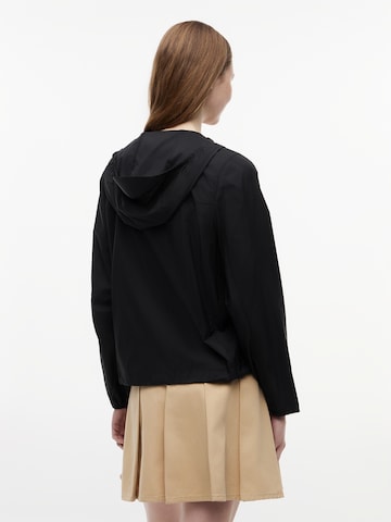Tommy Jeans Демисезонная куртка 'Tommy Badge Ripstop Slim' в Черный