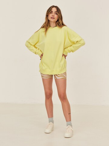 ABOUT YOU x Sofia Tsakiridou - Sweatshirt 'Tilda' em amarelo