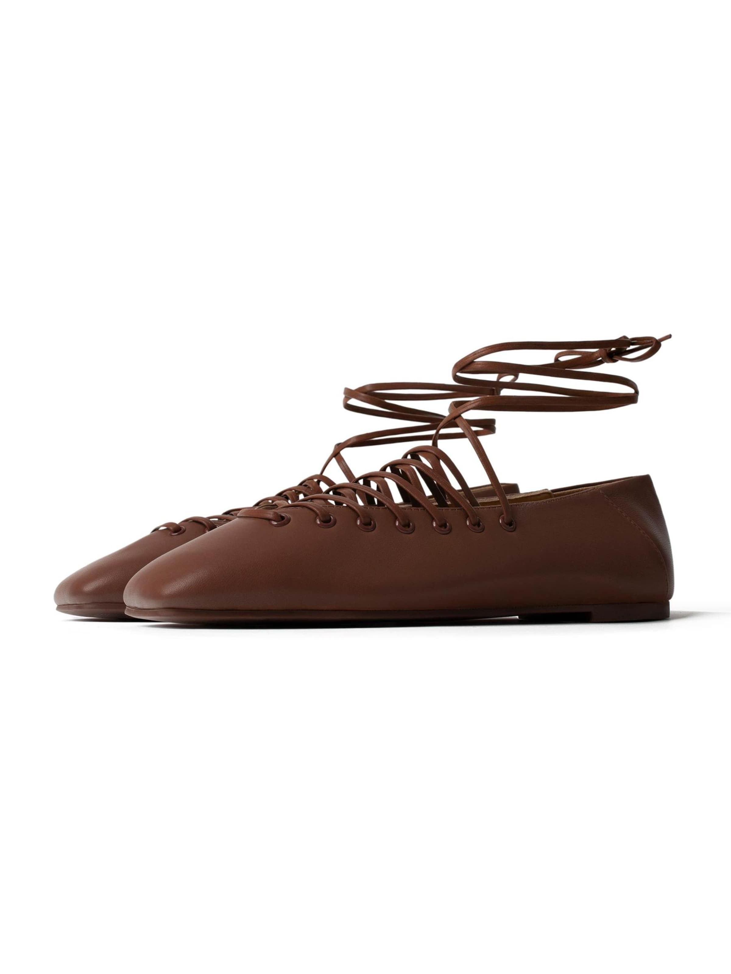 L37 HANDMADE SHOES Ballerina met riempjes 'IN THE SHAPE OF YOU' in Bruin